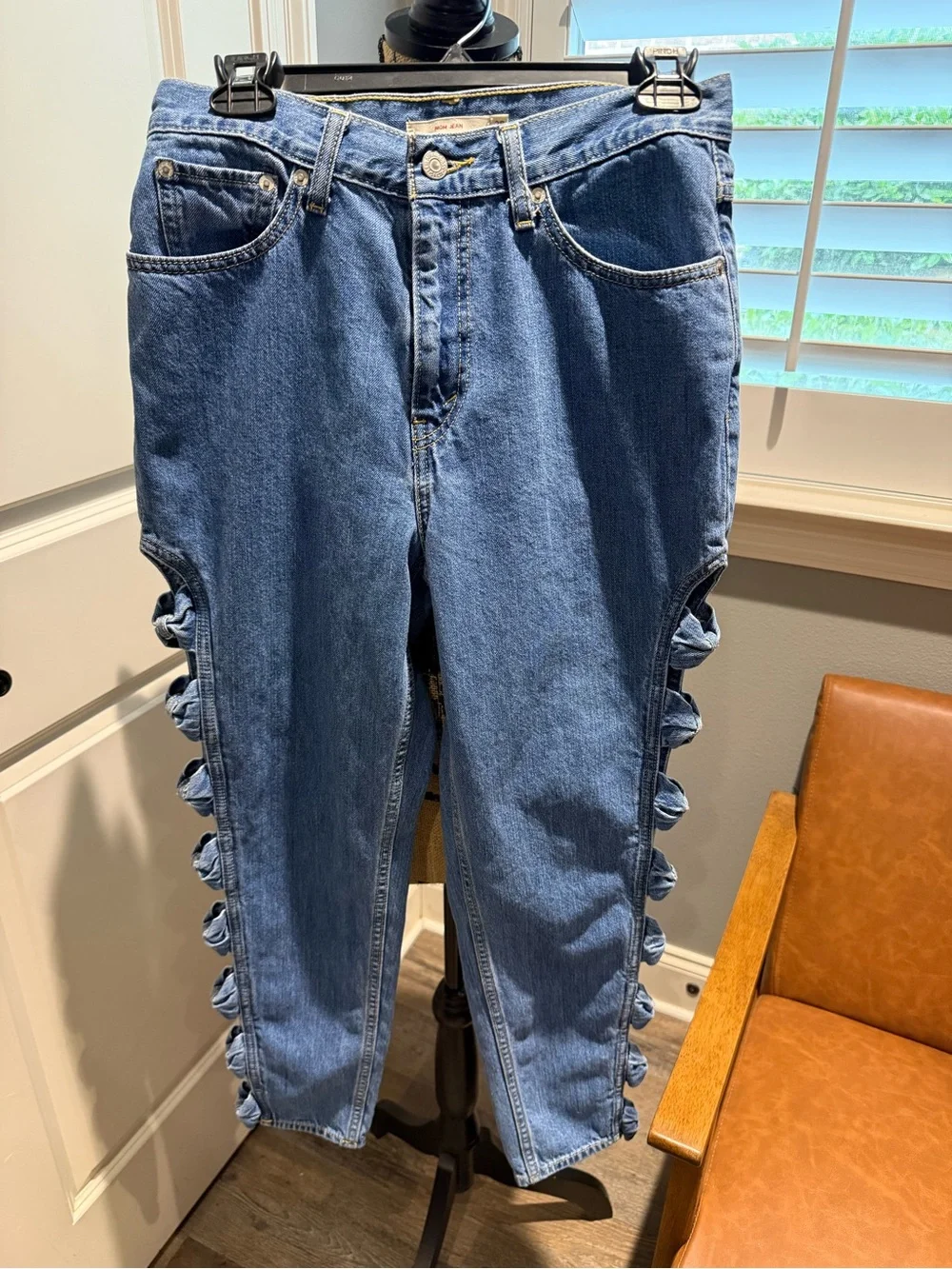Levi's Side Bow Crop Mom Jeans - Picture 4 of 7